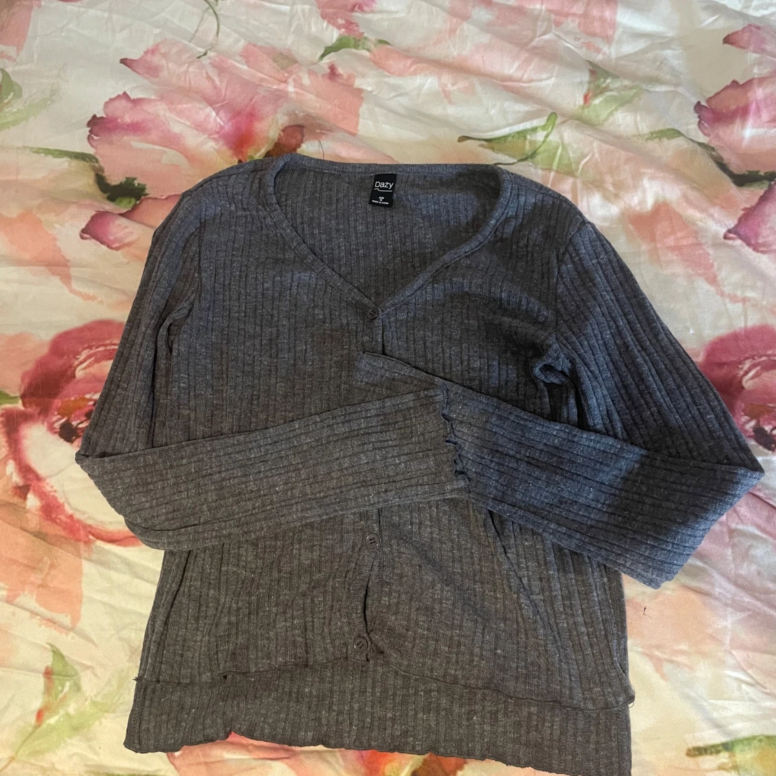 Grå ribbad kofta från Dazy