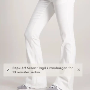 Vita bootcut jeans med låg midja - Snygga vita jeans med bootcut och låg midja. Byxorna har klassisk femficksdesign, dragkedja och dubbla knappar framtill. Har sytt upp de lite så de passar mig som är 167 men går att sprätta jättelätt!!💞 bra skick