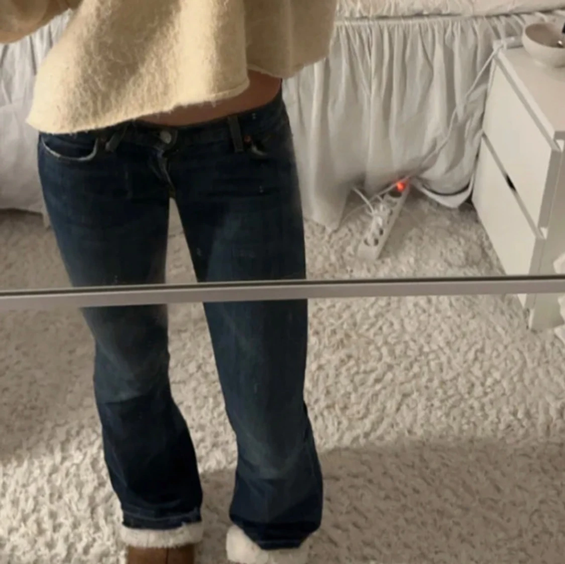 Blå bootcut jeans med låg midja