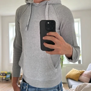 Stickad Hoodie  - Över fet och väldigt trendig, skicket är perfekt. Skriv vid funderingar🙌