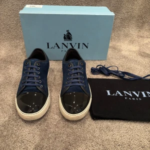 Lanvin Captoe  - Hej! Säljer nu dessa väldigt populära och eftertraktade lanvin skorna! Storlek UK 8 vilket motsvarar 42 i EU storlek! OG tillkommer vid köp (box och nya skosnören) Skick 9,5/10!  Ny pris= 5000 kr Säljs för= 2899 kr 