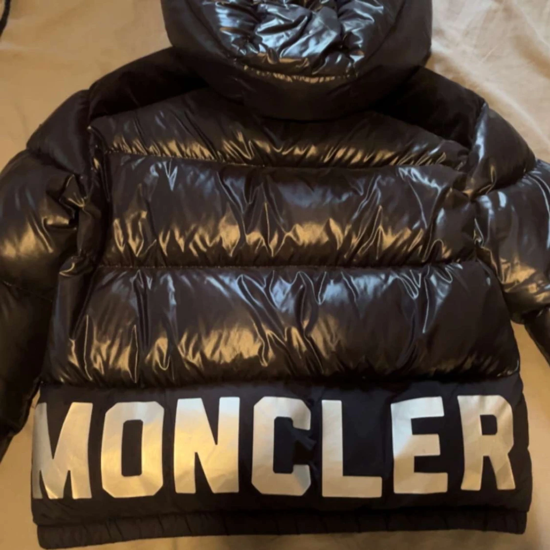 Svart Moncler pufferjacka med huva - 1