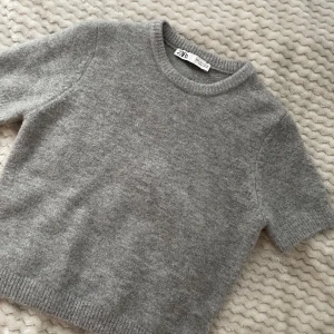 Super fin stickad T-shirt - Oanvänd grå stickad T-shirt från Zara! Super fin och mjuk. 