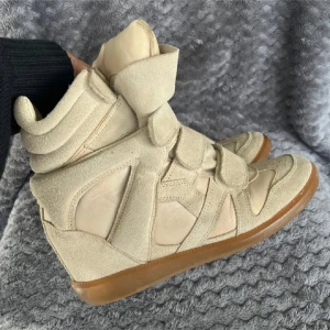 Isabel marant  - Säljer mina Isabel marant då dom aldrig kommer till användning 💕Går jättebra att skriva till mig om du har några frågor eller vill ha mer bilder ! 😚