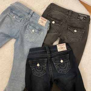 Grå bootcut jeans från True Religion - Säljer nu mina true religion jeans, köpta för 1299 kr säljer för 900 kr! Dom e slutsålda, jättefint skick inga defekter, perfekt för hösten och skolan💓👍