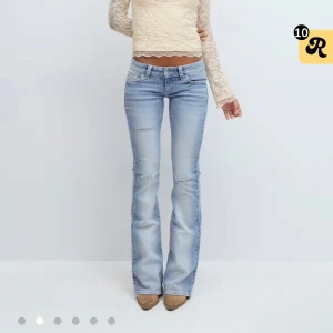 Gina Tricot 14+ decorated Low flare jeans - Jag tänkte kolla intresset på dessa jeansen. Jag har ej fått hem dom men är ganska säker på att dom kommer vara försmå. Jag har två par, ett par i S och ett par i S Tall 💓💓 Nypris är 400kr/st, så tänker därför sälja för samma pris, då dom är slutsålda och jag annars bara kan skicka tillbaka dom 🥰Ifall många är intresserade så är de högst budande som får dom. 