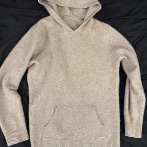 Beige Kashmir hoodie. - Mysig beige stickad Kashmir hoodie. Storlek XS. Ny pris på denna är 1399 :- i från VERANI clothing. Inte använt så mycket alls så den är i väldigt bra skick. 