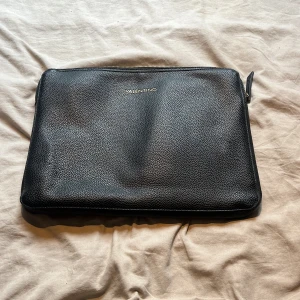 Svart datorväska från Valentino - Stilren svart datorväska från Valentino. PRIS KAN DISKUTERAS!!!!!