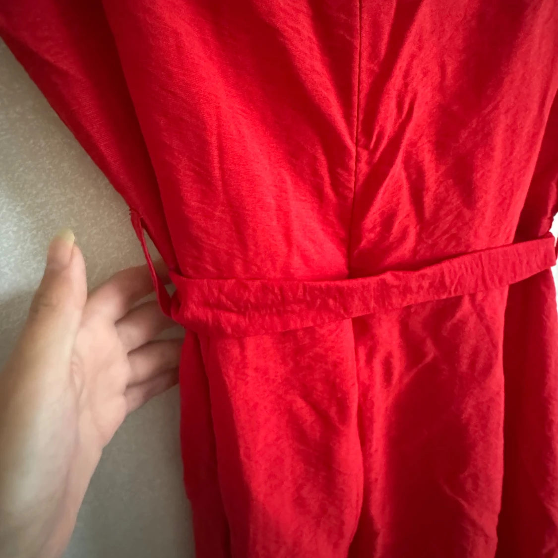 Röd klänning med puffärm och volang - 3