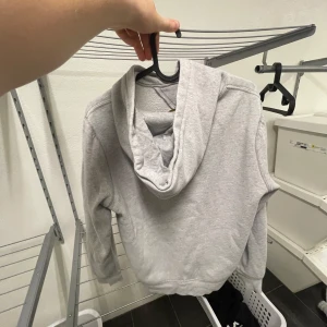 ”POLO” tröja 🔥 - Ralph lauren tjock tröja i xs kanske även xxs, muddarna är slitna, finns även 2 hål inuti, man märker inte när man har på sig den. 