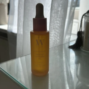 Gentle Avocado Oil från Ida Warg  - En närande ansiktsolja med avokadoolja, jujubaolja och ingefärsextrakt. Kommer i en genomskinlig gul flaska med pipett och rosa lock. Perfekt för att ge huden extra glow och fukt. Oljan är lätt och absorberas snabbt utan att kännas kladdig.