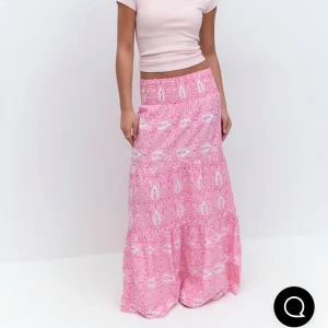 Lång kjol ifrån Gina tricot - Lång rosa kjol i storlek 170 skriv för mer bilder änvänd 1 gång och det var på skolavslutningen i juni💗köptes för 300!