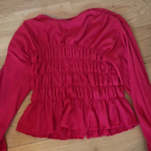 Röd blus med smock  - Fin blus från Gina tricot. Perfekt till jul, tröjan är lite mörkare i verkligheten.