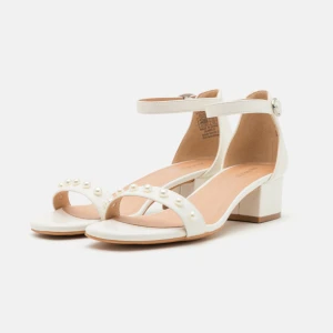 Klackskor - Superfina klackskor med pärlor, köpta på zalando och använda en gång💕