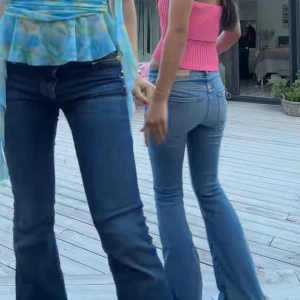 Bootcut jeans från Hunkydory - Snygga mörkblå bootcut jeans från Hunkydory! Ett av mina favoritplagg som tyvärr inte kommer tillräckligt till användning längre men som är så extremt sköna och stretchiga och passar till allt! Är uppklippta med en lite mer ”sliten” kant då dom först var för långa för mig💗