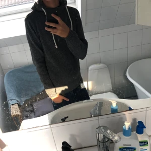 J&J unik stickad hoodie  - Tja! Säljer en riktigt fet och unik stickad hoodie från jack and jones. Säljs ej längre. Topp passform och kvalitet på hoodien. Hör av dig vid funderingar!