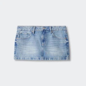 Ljusblå jeanskjol med klassisk passform - Snygg ljusblå jeanskjol i klassisk femficksmodell med bälteshällor och knappstängning. Kjolen är kort och har en rak passform som ger en avslappnad vibe. Perfekt till sneakers eller boots för en cool look.