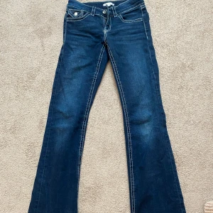 Lågmidjade jeans - Använda en del men fortfarande i mycket bra skick. Lite slitna längst ned men inget man tänker på. Från Gina tricot i strl 158 men passar super på mig som är ca 166cm och som brukar ha xs🫶