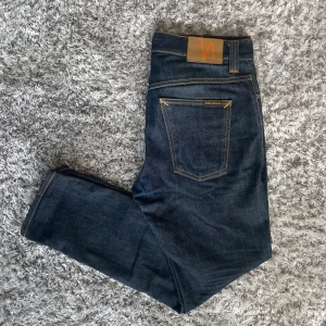 Nudie Jeans Brute Knut Dry Navy Comfort - Säljer nu dessa Nudie Jeans i den populära passformen Brute Knut | Använt men fortfarande i grymt skick | Dragkedjan har en liten skada på sig (SE BILD), men fungerar fortfarande! | Strl: W29 L28 | Färg: Dry Navy Comfort | Nypris: ~1400kr | Hör av dig vid minsta fundering :)