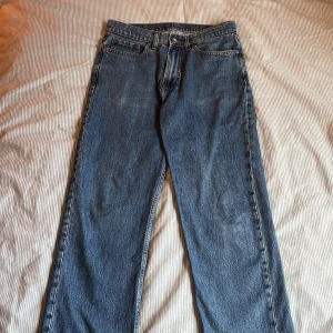 Blå loose fit jeans från Vailent XS - Säljer ett par blå jeans från Vailent i modellen V D Skate Loose. Jeansen har en loose passform, raka ben och klassisk femficksdesign. Tillverkade av ekologisk och återvunnen bomull. Perfekta för en avslappnad och cool stil.