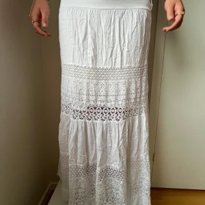 Vit långkjol med spetsdetaljer - Super superfin låg midja lång kjol som jag köpte på en marknad utomlands. Står ej någon storlek men är som Xs/S. Säljer pga att den inte kommer till användning. pris kan diskuteras!!❤️
