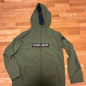 Napapijri jacka grön  - En vind och fattentät jacka, har använts flertals gånger men inga tecken på några skador eller använding. Inköpspris: 1200kr