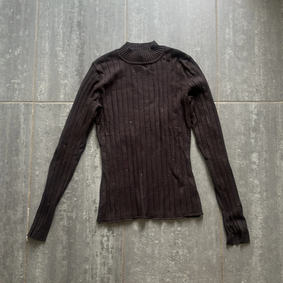 Svart ribbad polotröja från H&M