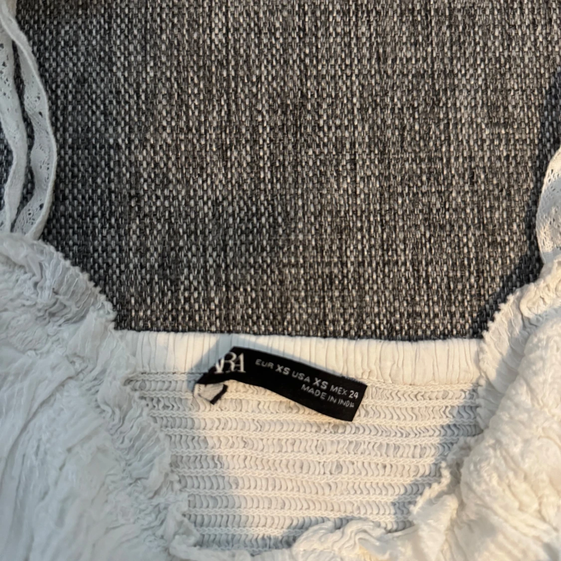 Vit broderad linnetopp med volang - 4