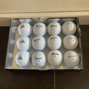 Golfbollar 12 st - 12 stycken använda golfbollar i bra skick. Märkena på bollarna är Taylormade, Srixon och Tour Special.