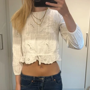 Vit broderad blus med volang - Supersöt vit blus i bomull från zara, aldrig andvänd med prislapp kvar. Barnstrolek 164-172 sitter som en M (Lånad bild)
