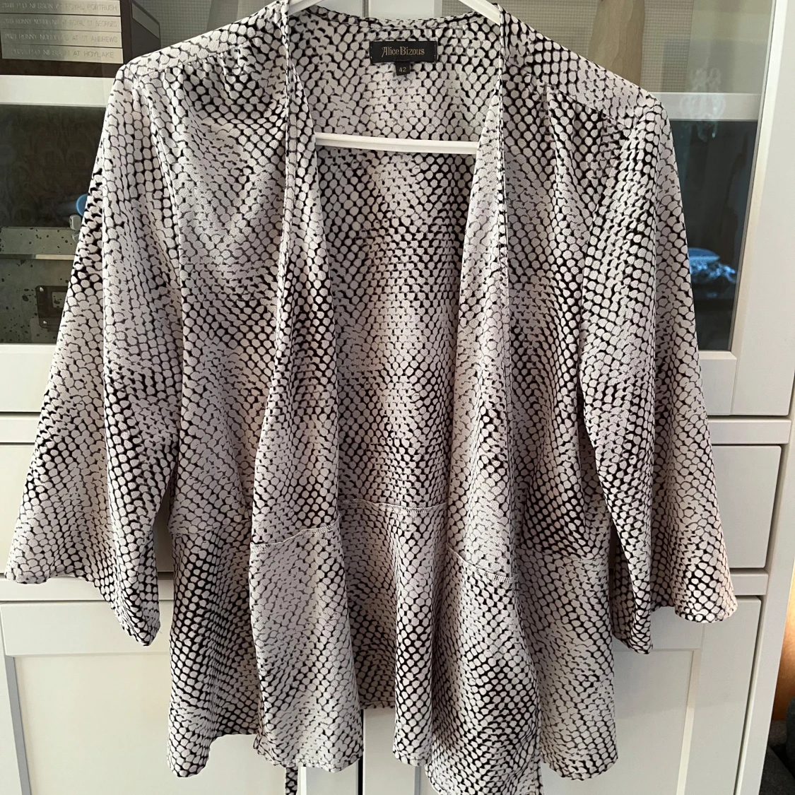 Mönstrad knytblus från Alice Bizous