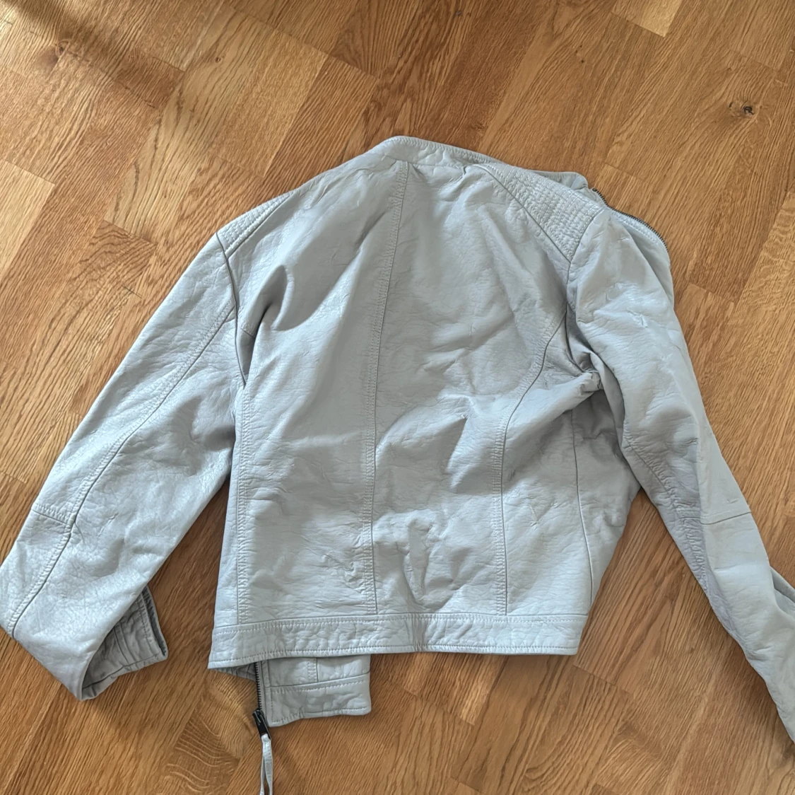 Ljusgrå skinnjacka från Vero Moda - 1