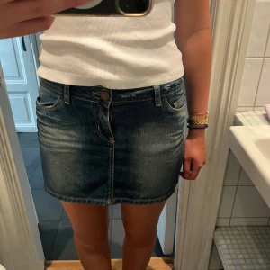 Mörk jeanskjol  - Säljer en Snygg mörkblå jeanskjol från Zara Women stl. Har ett fint skick 🥰