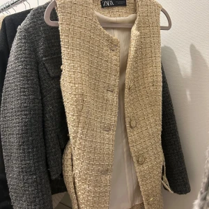 Beige tweedväst från Zara - Väst från Zara som aldrig använts!! Så fin till allt!