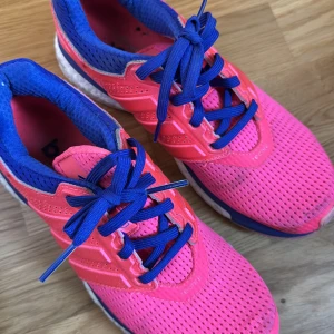 Adidas Glide Boost rosa/blå sneakers - Har använt fåtal gånger när jag har varit ute och joggat 