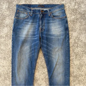Nudie jeans - Säljer ett par tvär feta nudie jeans. Trendig och sjuk fett tvätt på jeansen. Storlek 32/32. Vid frågor och funderingar är de bara att höra av dig. Pris kan diskuteras vid snabb affär