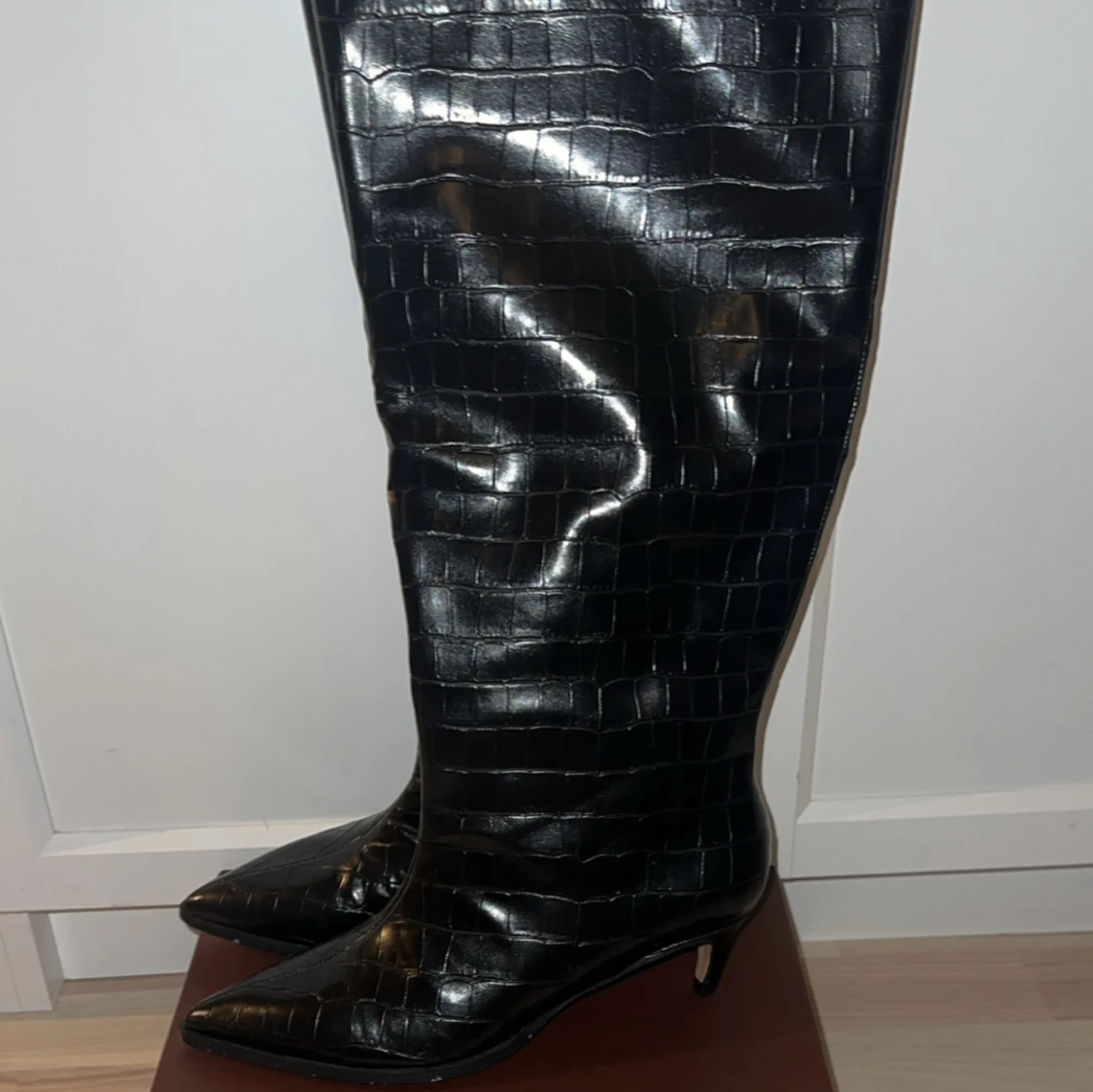 Svarta stövlar med krokopräglat mönster - 1