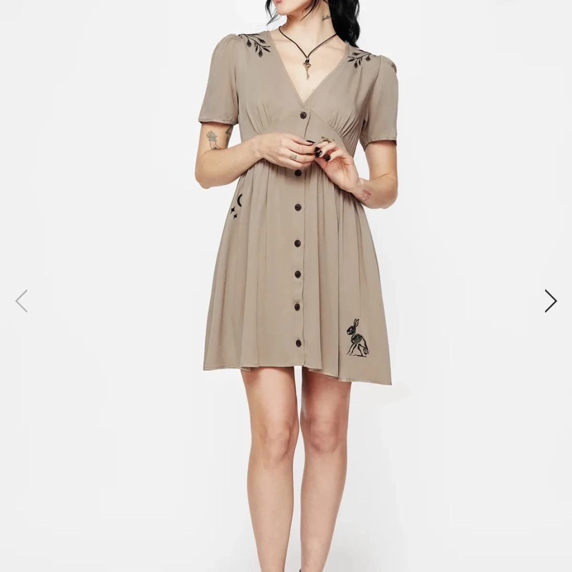 Beige broderad kortklänning med knappar - 4