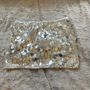Glittrig silverkjol från SHEIN - Superglittrig kortkjol strlk 38/M 