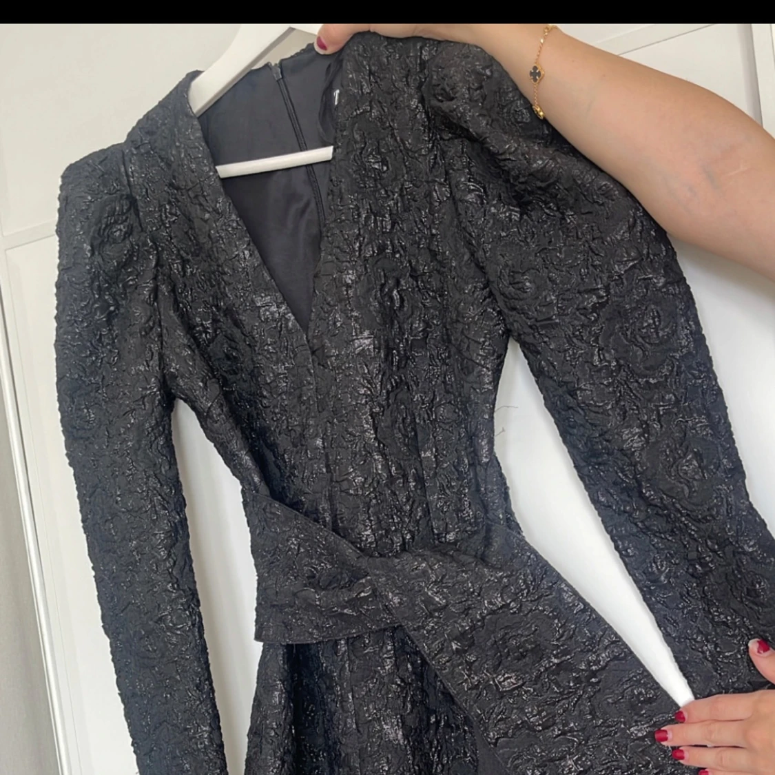 Svart kort klänning med puffärm och rosett - 3