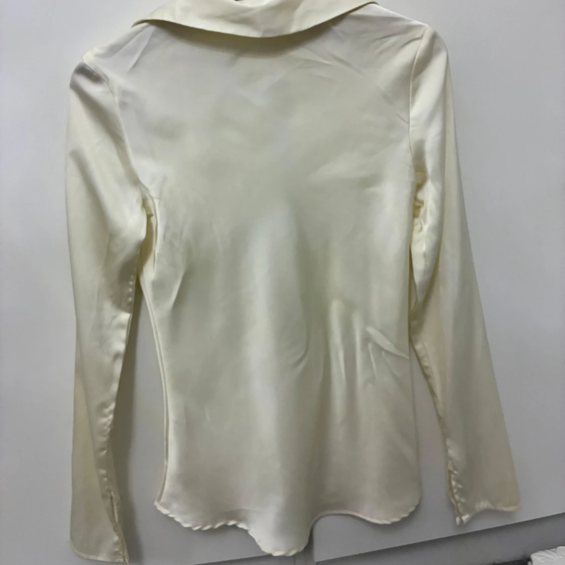 Champagnefärgad omlottopp i satin XS - 1