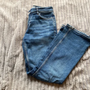 Bootcut jeans - Bootcut jeans från Mango💙 Har kortat ner de, så de passar mig som är ca 155💓 Skicka för fler bilder😊