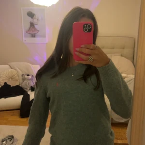 Grön ulltröja från Ralph Lauren - En grön stickad tröja från Ralph Lauren i 100% ull. Den är i bra skick men är lite nopprig, tröjan är o storlek M men känns som xs/s eftersom det äe min normala storlek.💞