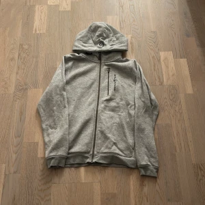 Grå hoodie från Sail Racing med dragkedja - Sail racing sipp hoodie 