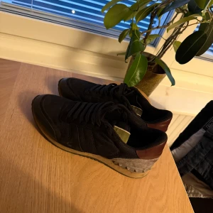 Svarta Valentino Rockrunner  - Säljer dessa svarta rockrunners i storlek 41,5, men de passar 42. De är för små för mig och i relativt använt skick därav priset. 
