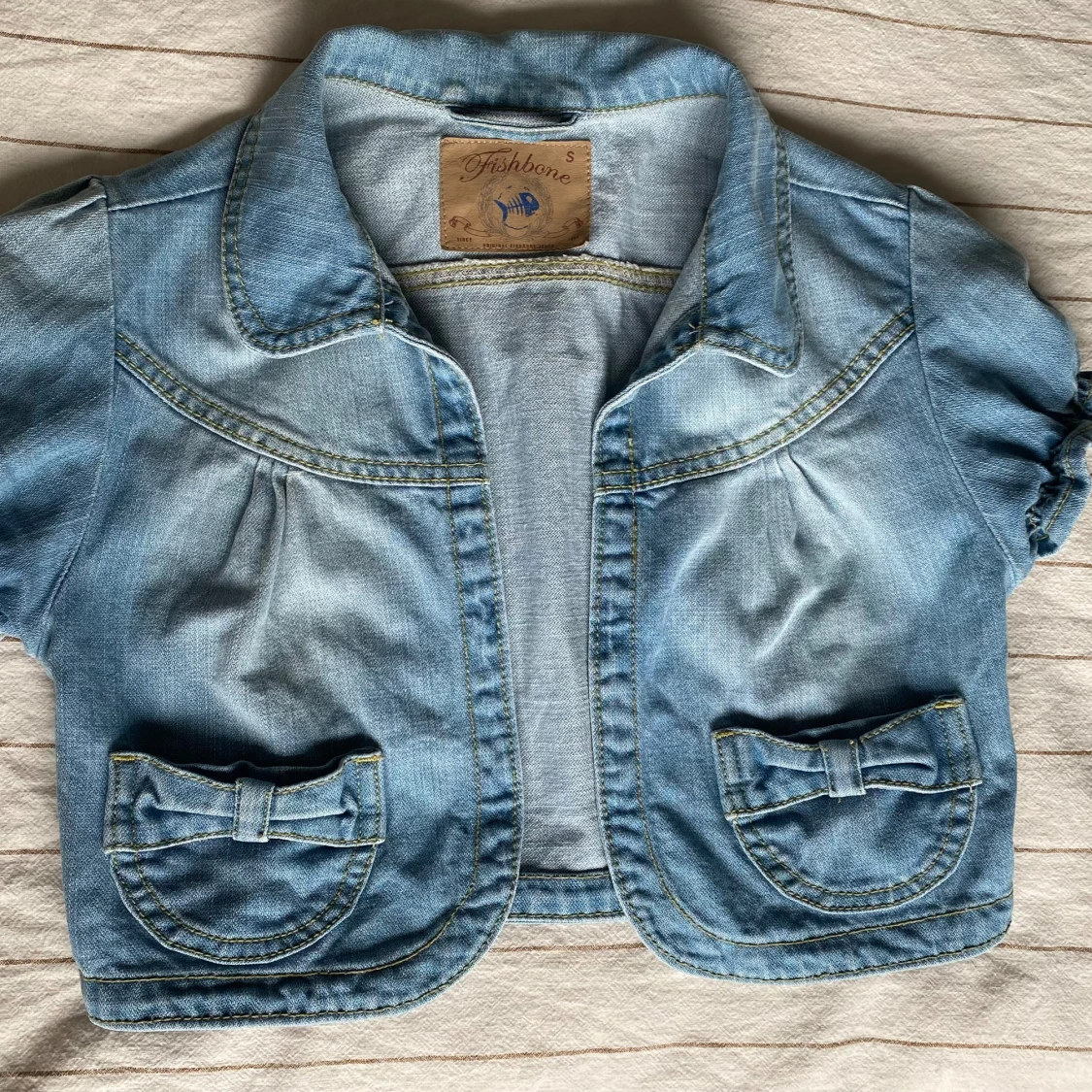 Ljusblå croppad jeansjacka Fishbone