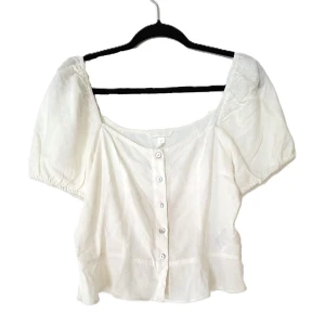 Oanvänd topp / blus H & M vit Ny strl 40 - Helt ny vit topp frpn H & M. Härligt luftigt sommarplagg. Material: linne & viskos. Storlek: 40  Skick: helt ny / oanvänd.  Från djur- samt rökfritt hem.