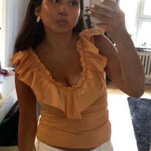 Orange topp med volang  - Snygg topp