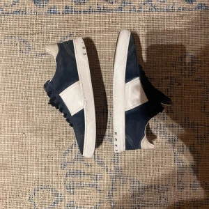 Valentino Flycrews  - Valentino Flycrews | Storlek: 39 fits 40 | Färg: blå | Box medföljer | Först till kvarn