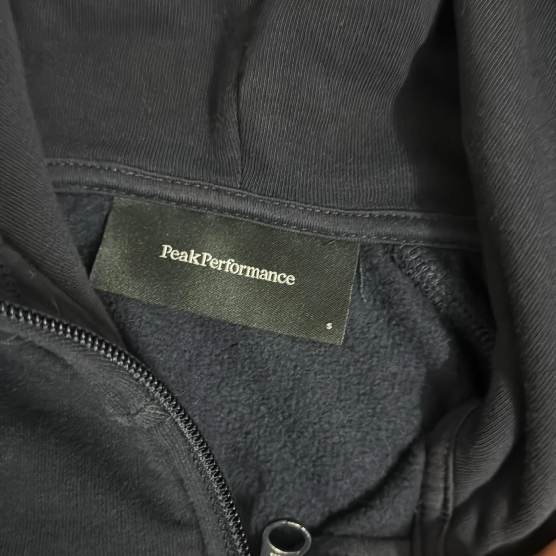 Mörkblå hoodie från Peak Performance - 1